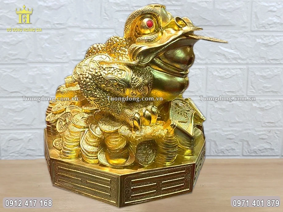 Toàn bộ bề mặt được mạ vàng 24K sang trọng